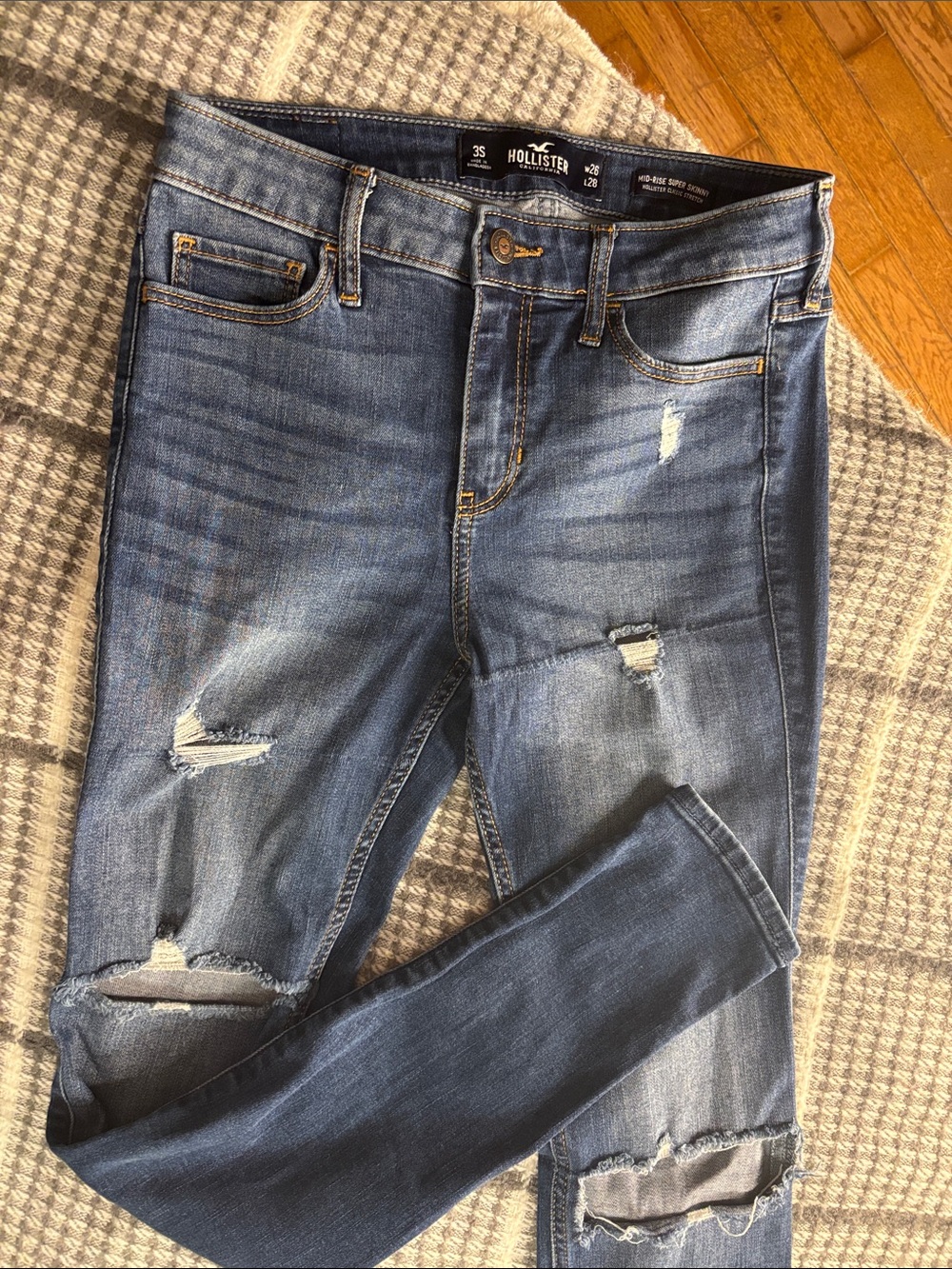Hollister Women's Ripped Mid-Blue Skinny Jeans
